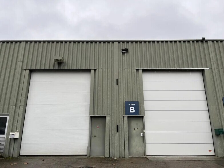 1-3 Avenue Jean Pierre Timbaud, Trappes à louer - Photo de l’immeuble – Image 1 sur 8