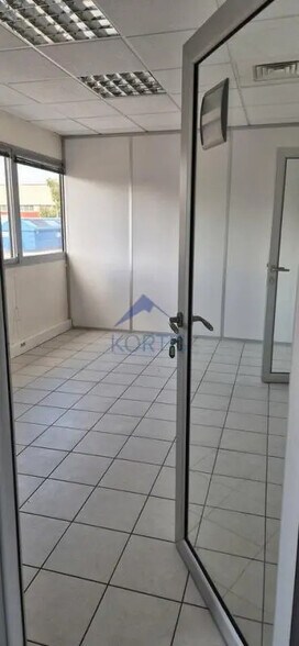 Local d’activités dans Saint-Priest à louer - Photo de l’immeuble – Image 3 sur 9