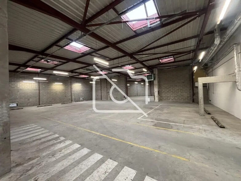 Industriel/Logistique dans Neuilly-sur-Marne à louer - Photo de l’immeuble – Image 1 sur 8
