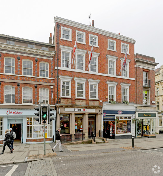 25 High St, Windsor à louer - Photo principale – Image 1 sur 2
