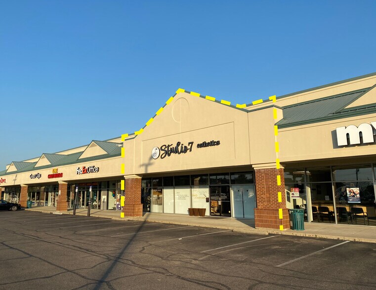 12084-12108 Montgomery Rd, Cincinnati, OH à louer - Photo de l’immeuble – Image 1 sur 11
