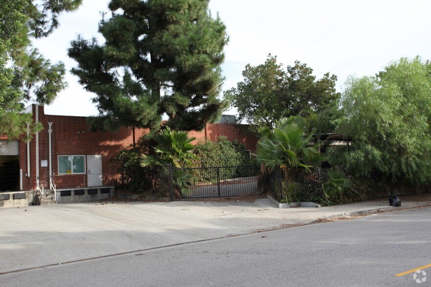 8964 Oso Ave, Chatsworth, CA à louer - Photo de l’immeuble – Image 3 sur 4