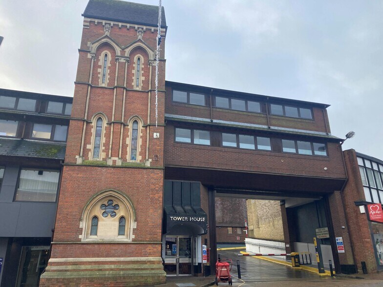 High St, Aylesbury à louer - Photo de l’immeuble – Image 1 sur 5