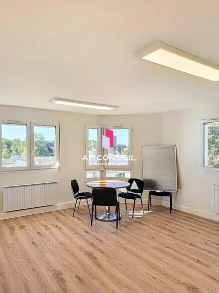 Bureau dans Rambouillet à louer - Photo de l’immeuble – Image 2 sur 7