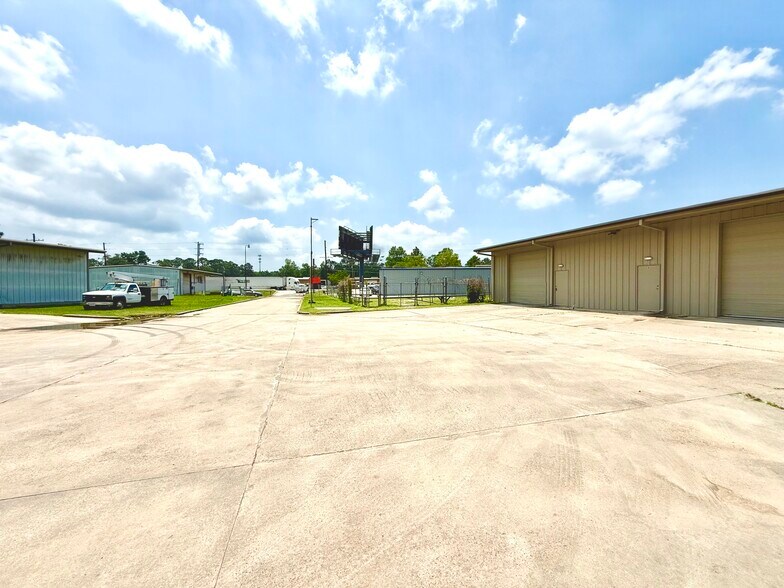 175 Circle Six Dr, Conroe, TX à louer - Photo de l’immeuble – Image 3 sur 8