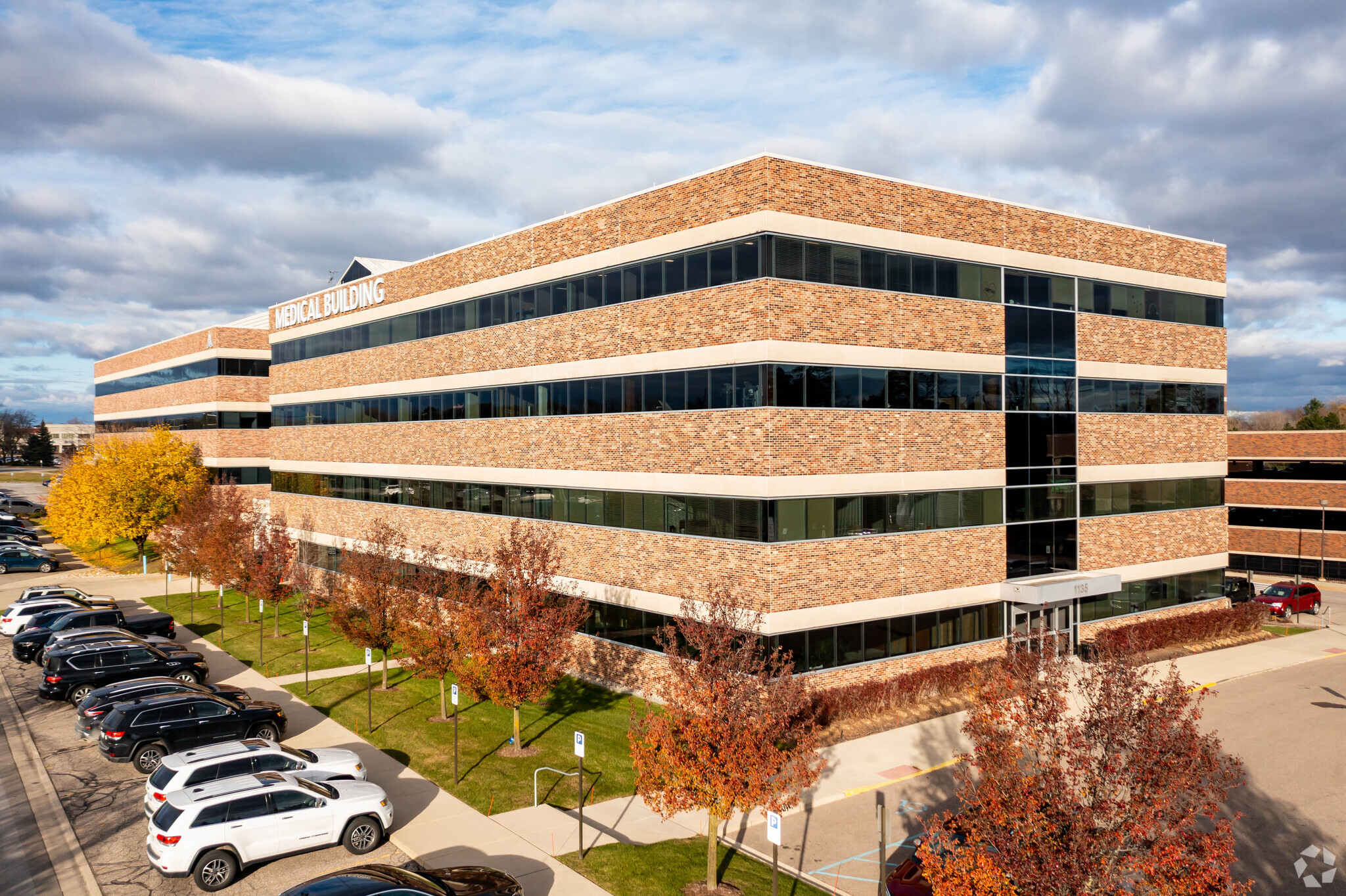 1135 W University Dr, Rochester Hills, MI à louer Photo de l’immeuble– Image 1 sur 11