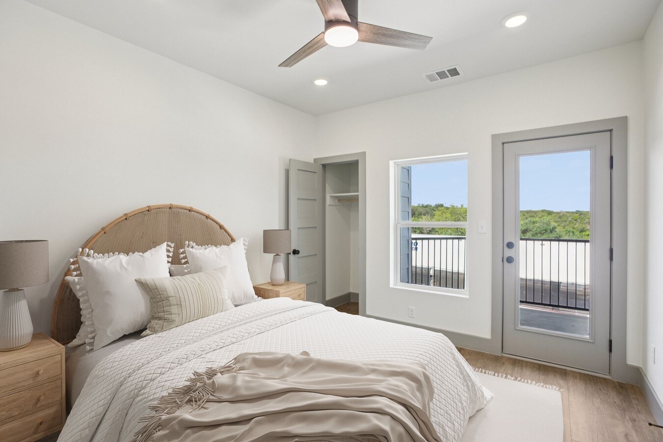 2450 Wickersham Ln, Austin, TX 78741 - Lot 1914 - - Photo intérieure - Image 2 of 6