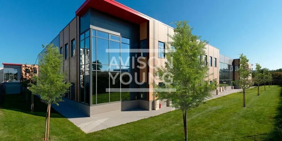 Local d’activités dans Le Blanc-Mesnil à louer - Photo de l’immeuble – Image 2 sur 3