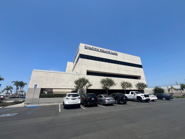 1045 W Katella Ave, Orange, CA à louer - Photo de l’immeuble – Image 2 sur 4