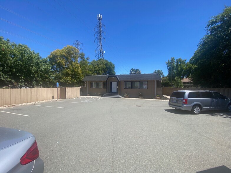 5375 Clayton Rd, Concord, CA à vendre - Photo de l’immeuble – Image 2 sur 12