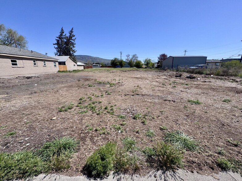 337 Commercial St, Klamath Falls, OR à vendre - Photo de l’immeuble – Image 2 sur 3