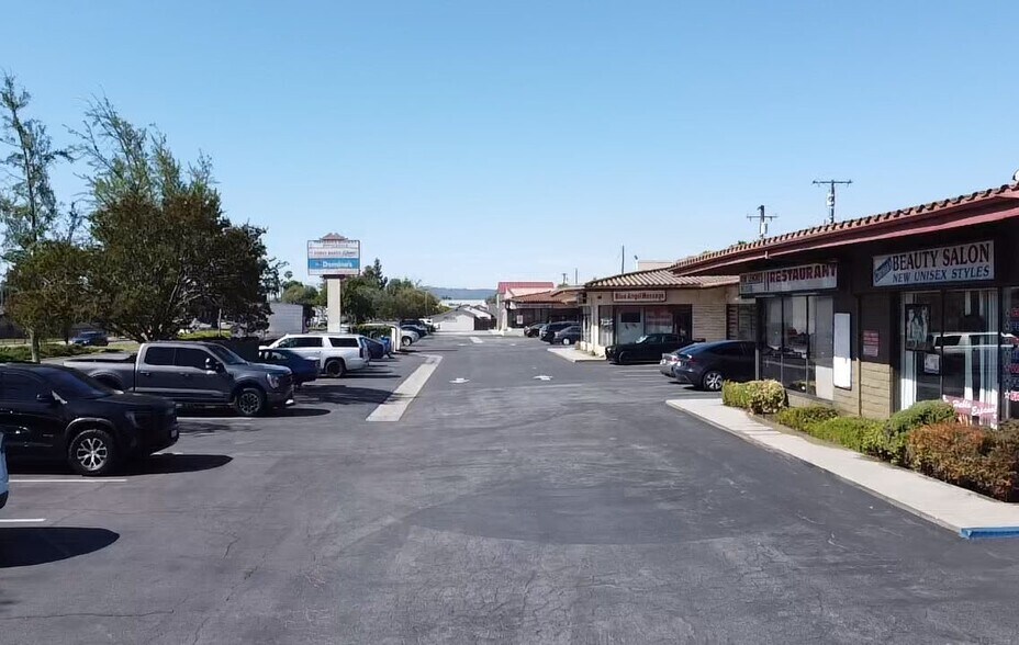 823-839 S Glendora Ave, West Covina, CA à vendre - Photo de l’immeuble – Image 2 sur 6