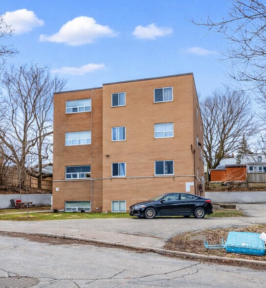 4 Newbold Av, Toronto, ON à vendre - Photo de l’immeuble – Image 2 sur 11
