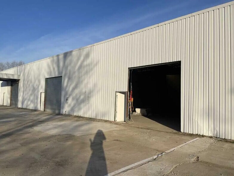 Local d'activités dans Beauvais à vendre - Photo de l’immeuble – Image 2 sur 9