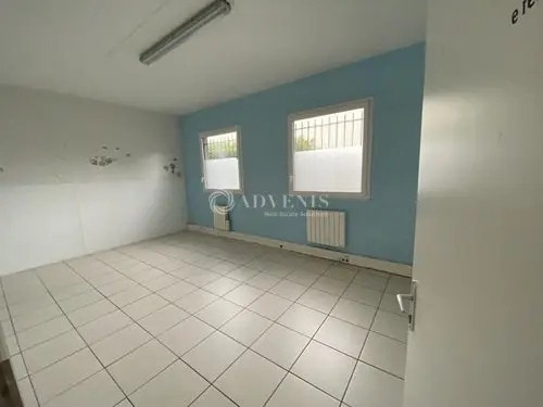 Local d’activités dans Trappes à louer - Photo de l’immeuble – Image 2 sur 8