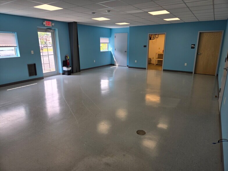 75 Carey Rd, Queensbury, NY à louer - Photo de l’immeuble – Image 3 sur 9