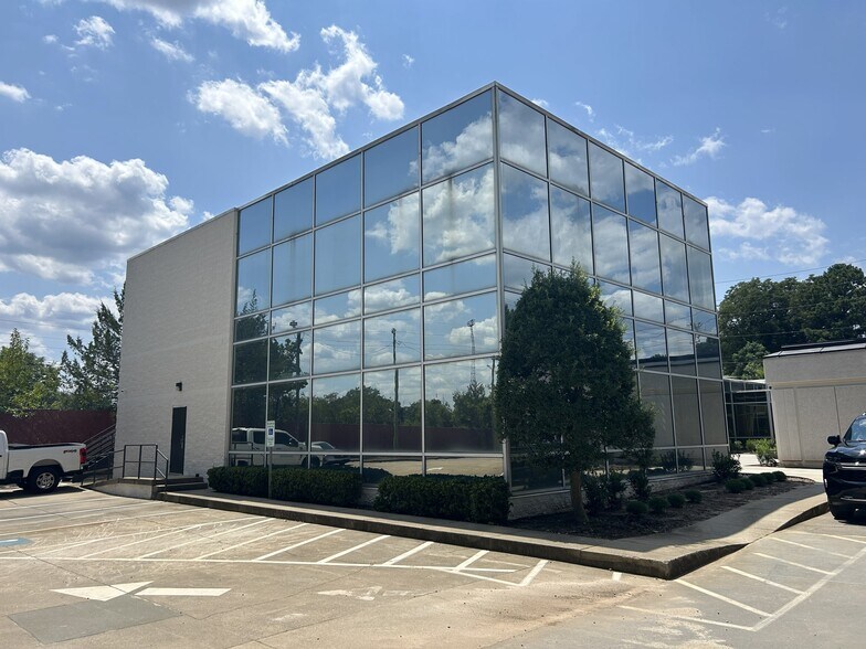 790 Pershing Rd, Raleigh, NC à louer - Photo de l’immeuble – Image 1 sur 7