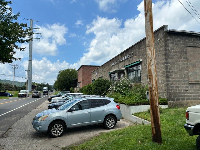257 Roosevelt Dr, Derby, CT à louer - Photo de l’immeuble – Image 2 sur 6