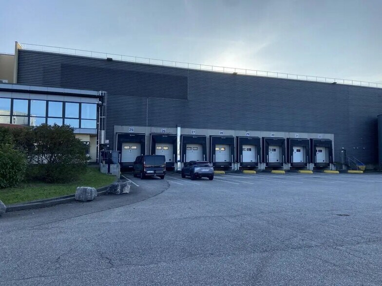 Industriel/Logistique dans Genas à louer - Photo de l’immeuble – Image 2 sur 8