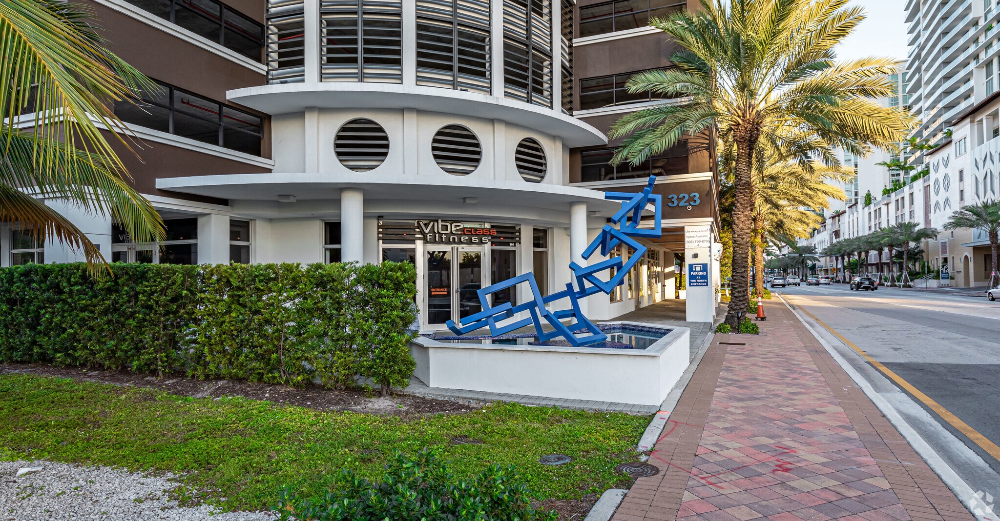 323 Sunny Isles Blvd, Sunny Isles Beach, FL à louer Photo de l’immeuble– Image 1 sur 16