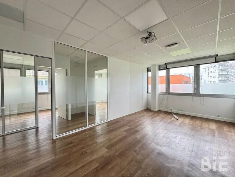 Bureau dans Bruges à louer - Photo de l’immeuble – Image 2 sur 13