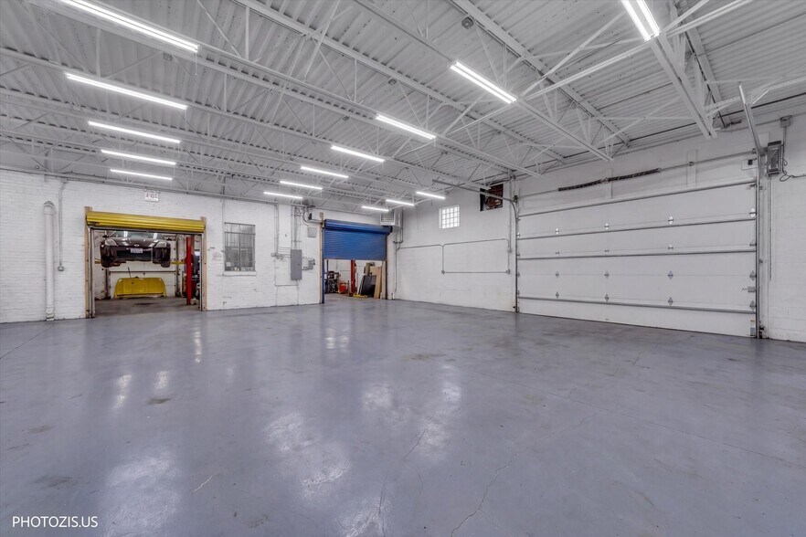 4257 W Montrose Ave, Chicago, IL à vendre - Photo de l’immeuble – Image 3 sur 8