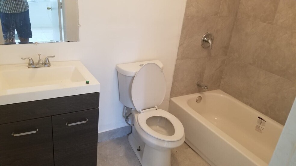 1379 NW 55th Ter, Miami, FL à vendre - Photo de l’immeuble – Image 3 sur 23