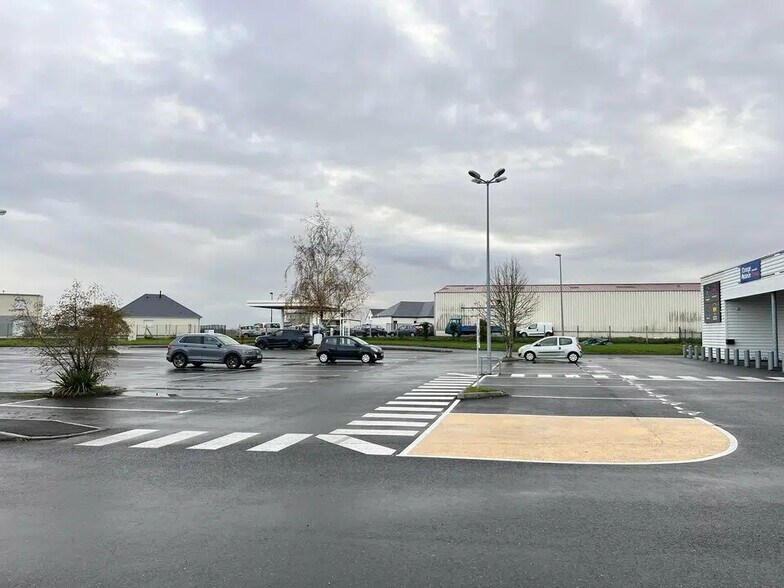 Local commercial dans Ouistreham à louer - Photo de l’immeuble – Image 3 sur 11
