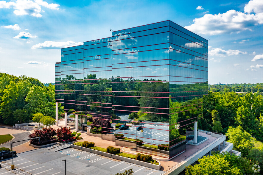 9040 Roswell Rd, Atlanta, GA à louer - Photo de l’immeuble – Image 1 sur 16