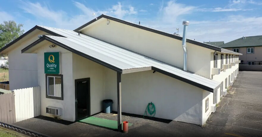 Quality Inn & Suburban Studios portefeuille de 2 biens à vendre sur LoopNet.fr Photo de l’immeuble– Image 1 sur 17