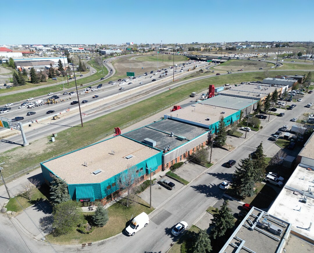 102-124 NE Skyline Cres, Calgary, AB à louer Photo de l’immeuble– Image 1 sur 6
