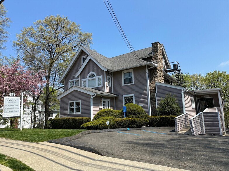 12 Elmcrest Ter, Norwalk, CT à louer - Photo de l’immeuble – Image 1 sur 18