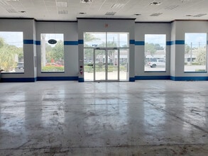 3074 Forest Hill Blvd, West Palm Beach, FL à louer Photo intérieure– Image 1 sur 5