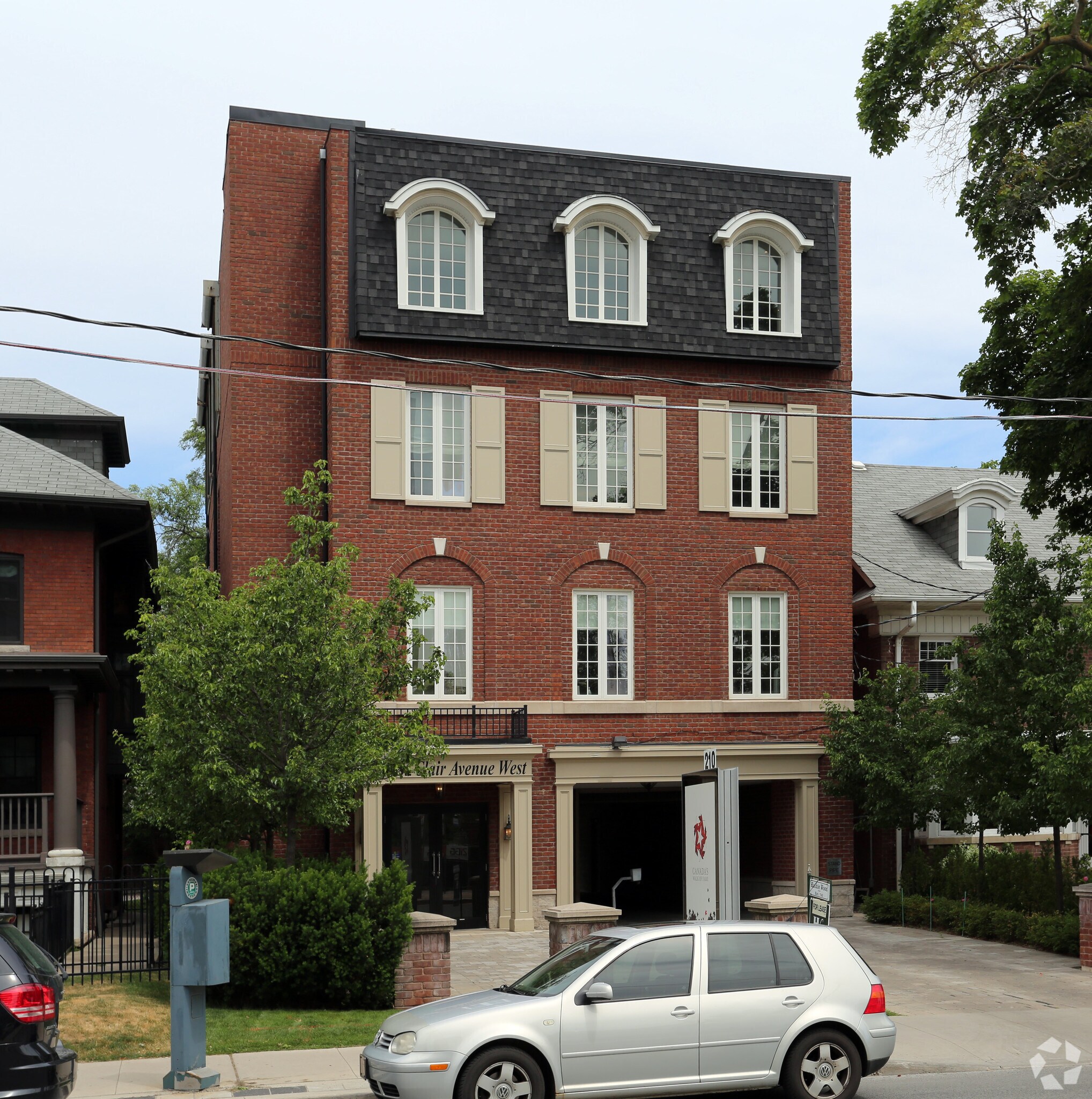 210 St Clair Ave W, Toronto, ON à louer Photo principale– Image 1 sur 3