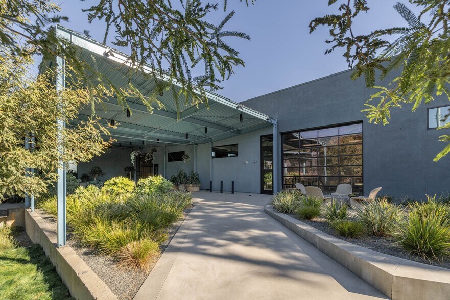 3333 Casitas Ave, Los Angeles, CA à louer - Photo de l’immeuble – Image 3 sur 11