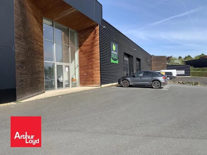 Local d'activités dans à vendre - Photo de l’immeuble – Image 3 sur 6