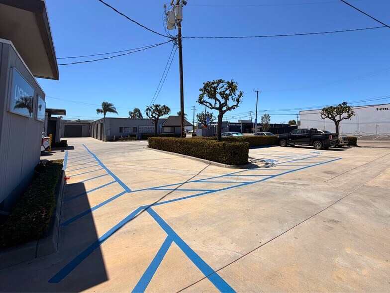 2245-2259 Ritchey St, Santa Ana, CA à louer - Photo de l’immeuble – Image 3 sur 7