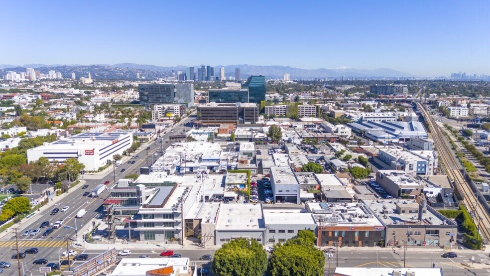2216, 2222 & 2230 S Barrington Ave portefeuille de 3 biens à vendre sur LoopNet.fr - Aérien – Image 3 sur 7