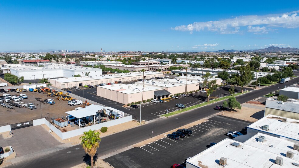 910 S Hohokam Dr, Tempe, AZ à louer - Photo de l’immeuble – Image 3 sur 20