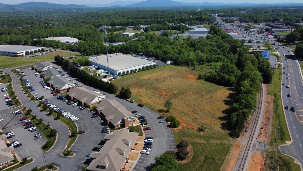 142 Vista Centre Dr dr, Forest, VA à louer - Photo de l’immeuble – Image 2 sur 5