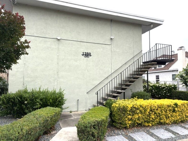 1250 E St, Hayward, CA à vendre - Photo de l’immeuble – Image 3 sur 11