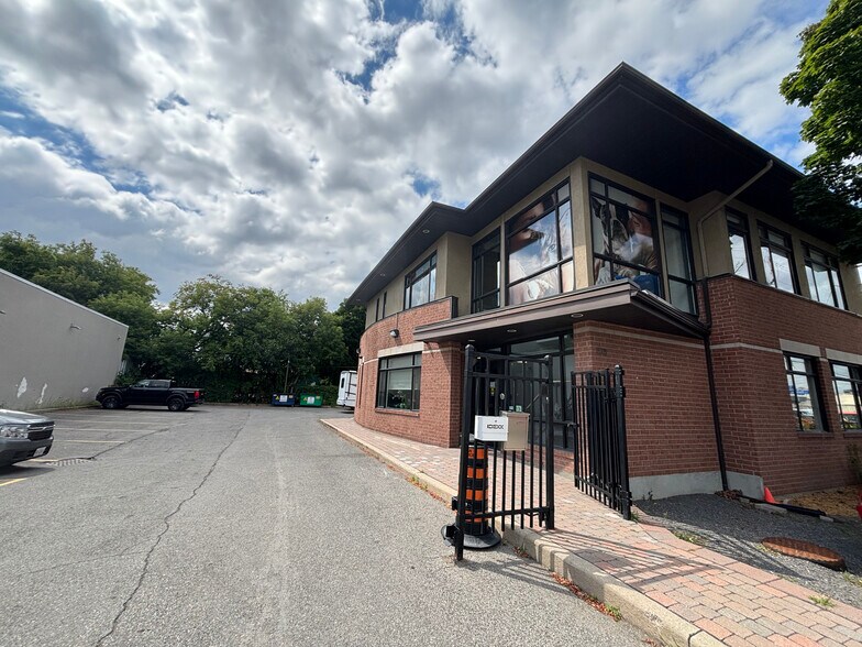878 Boyd Av, Ottawa, ON à louer - Photo de l’immeuble – Image 3 sur 4