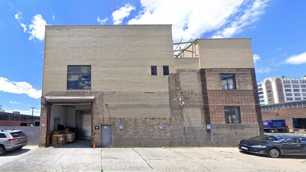 31-16 Hunters Point Ave, Long Island City, NY à louer - Photo de l’immeuble – Image 3 sur 3