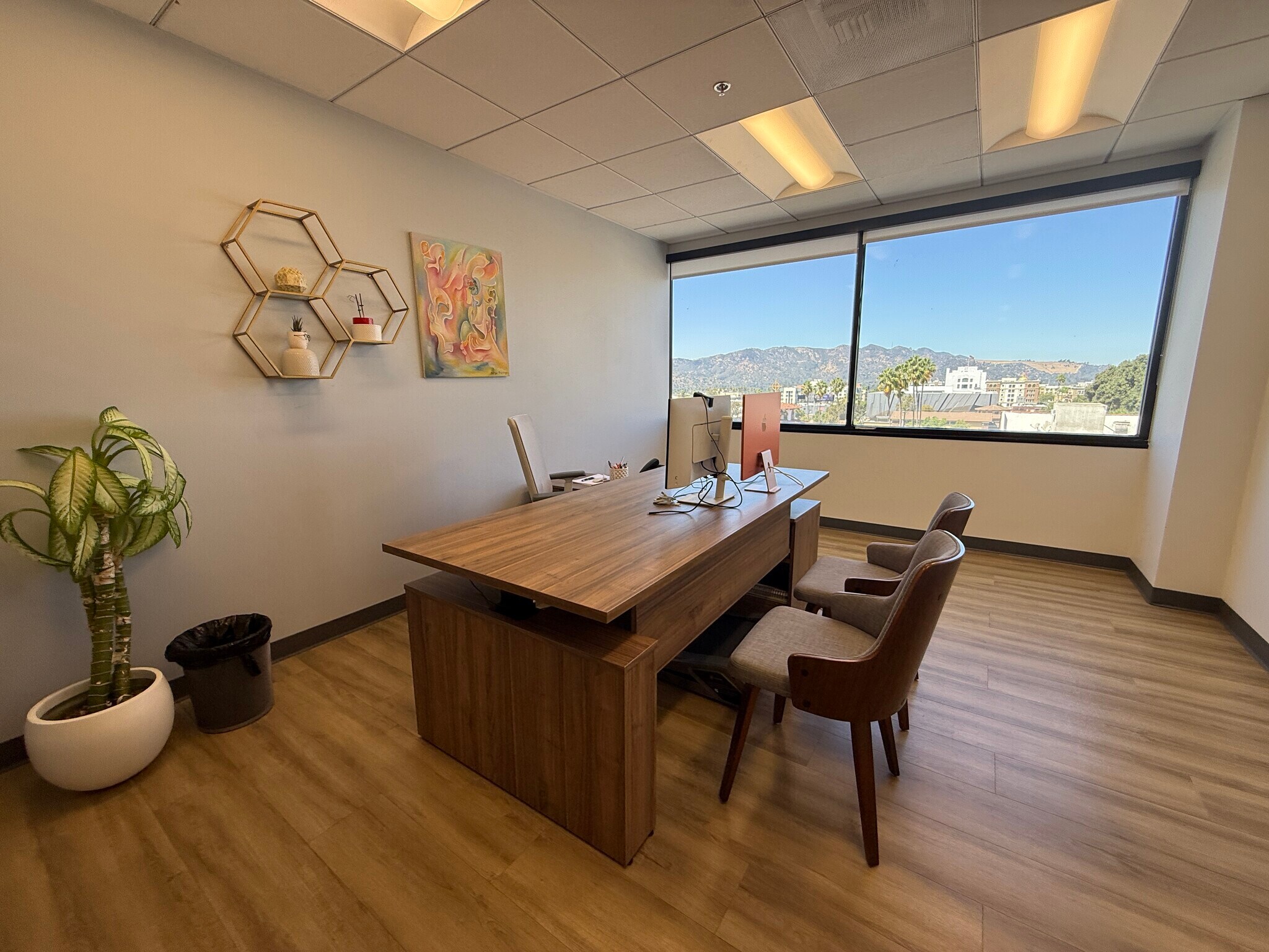 425 E Colorado St, Glendale, CA à louer Photo intérieure– Image 1 sur 11