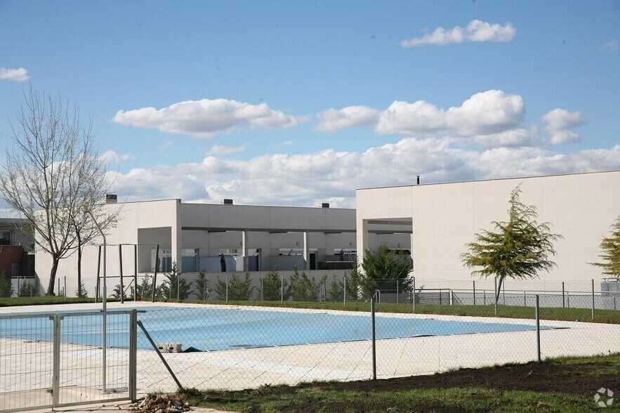 Bureau dans Loeches, Madrid à louer - Photo de l’immeuble – Image 3 sur 6