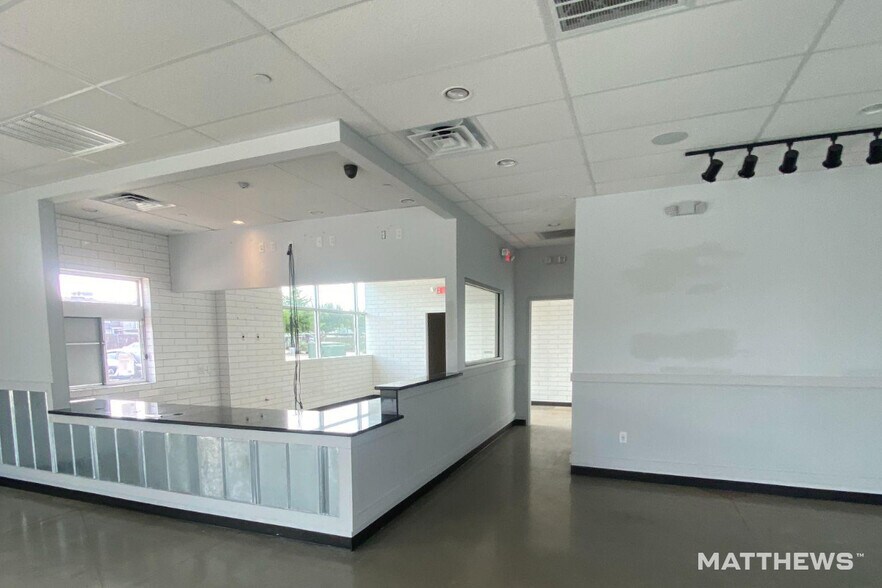 14380 Marsh Ln, Addison, TX à louer - Photo de l’immeuble – Image 3 sur 6