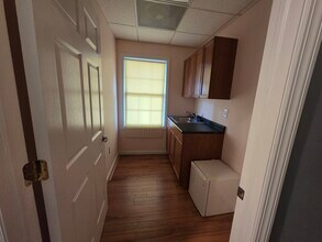 551 Newman Springs Rd, Lincroft, NJ à louer Photo intérieure– Image 2 sur 10