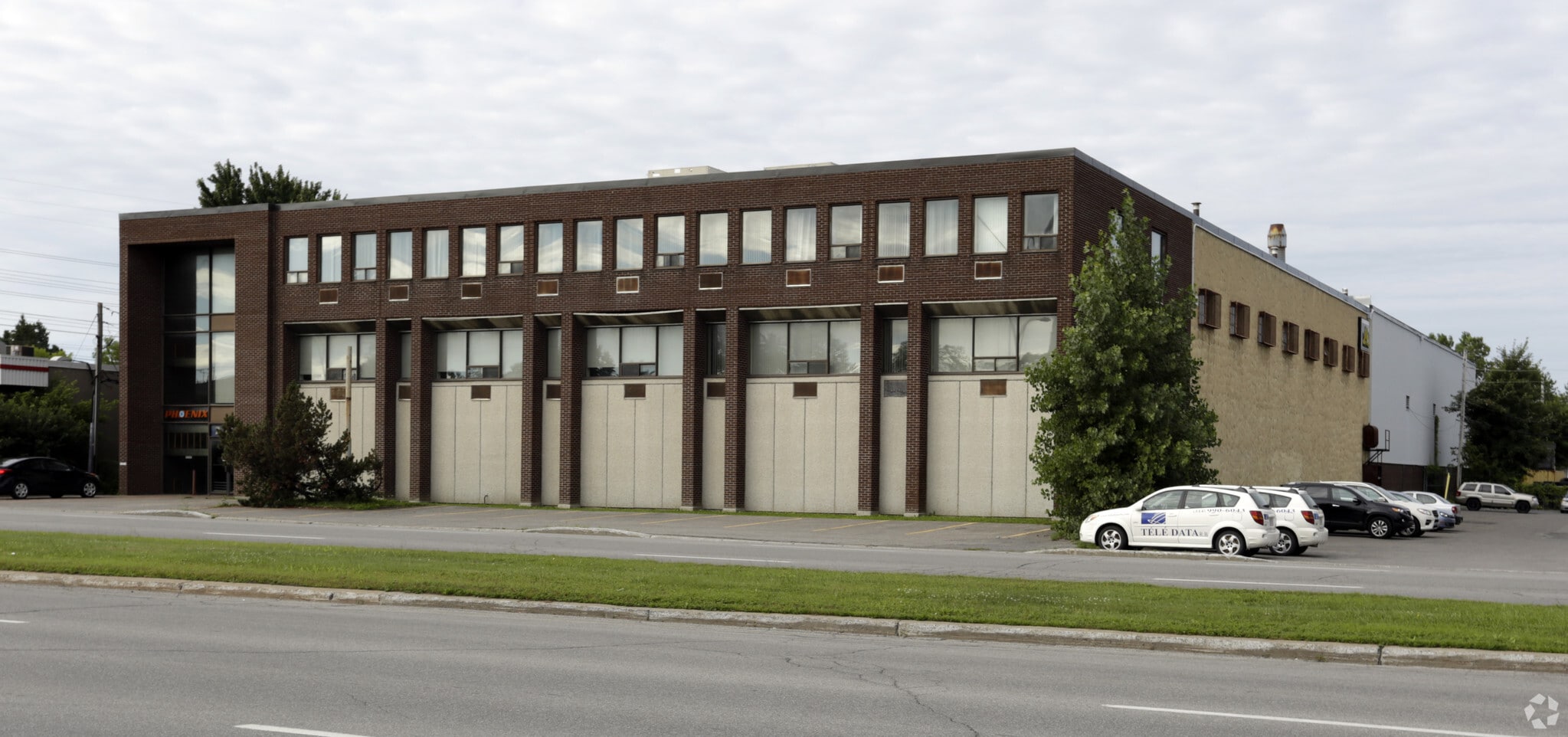 2270 Boul Industriel, Laval, QC à louer Photo principale– Image 1 sur 9