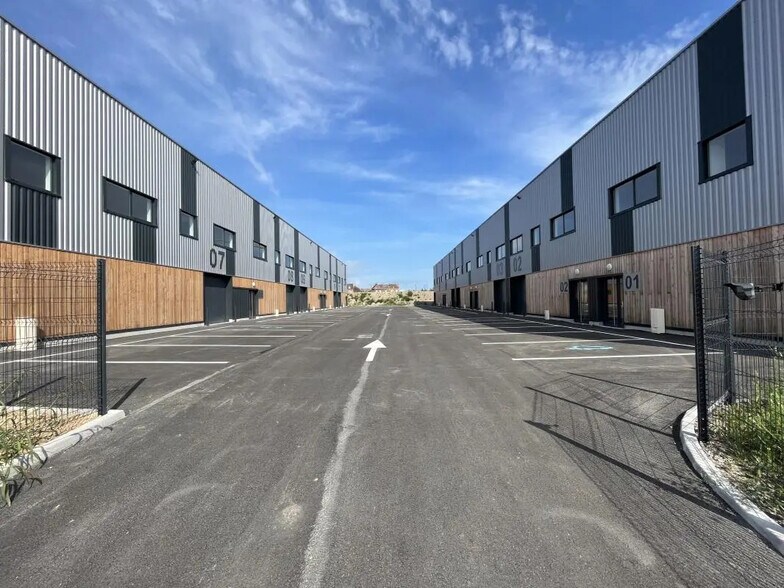 Local d’activités dans Wattrelos à louer - Photo de l’immeuble – Image 2 sur 5