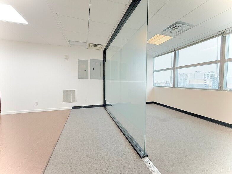 136-17 39th Ave, Flushing, NY à vendre - Photo de l’immeuble – Image 3 sur 12